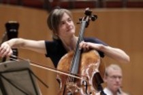 Deutsche Cellistin Tanja Tetzlaff begleitet die Deutsche Kammerphilharmonie Bremen unter der Leitung des amerikanischen Dirigenten Jonathan Stockhammer in der Philharmonie Köln (© Thomas Brill)
